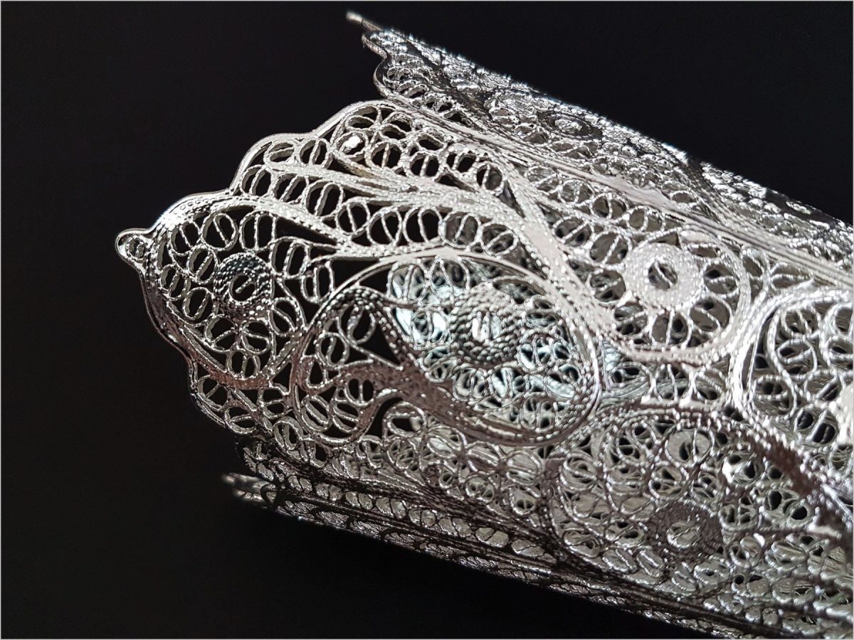 Craftestan's decorative vase showcasing intricate silver-coated filigree, embodying Isfahani elegance.