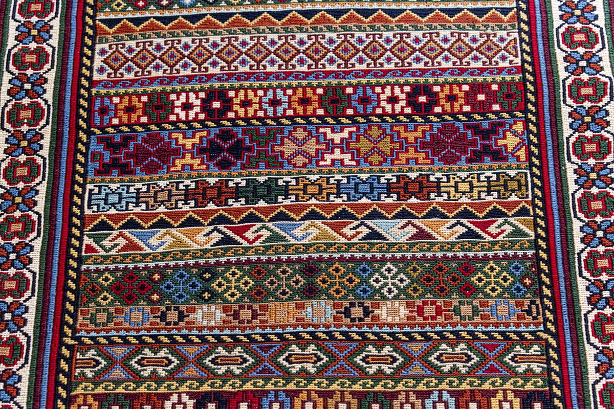 Persian Rug Completely Made By Hand. Size 90cm × 60cm. Geometric Pattern.