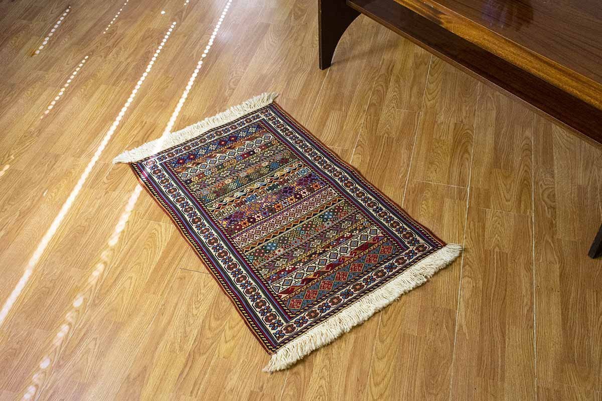 Persian Rug Completely Made By Hand. Size 90cm × 60cm. Geometric Pattern.