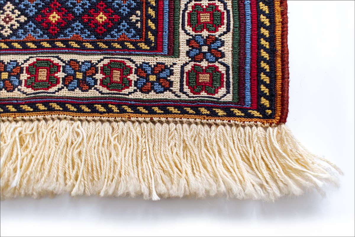 Persian Rug Completely Made By Hand. Size 90cm × 60cm. Geometric Pattern.