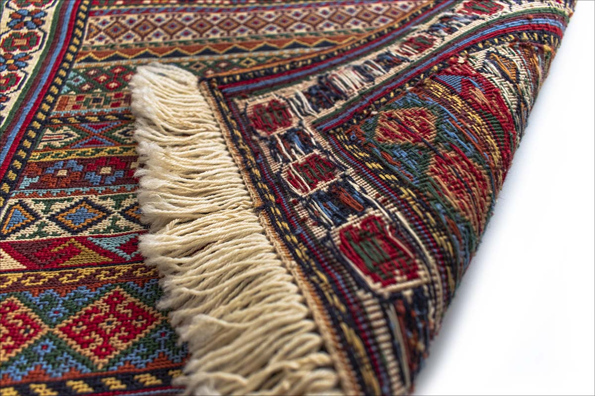 Persian Rug Completely Made By Hand. Size 90cm × 60cm. Geometric Pattern.