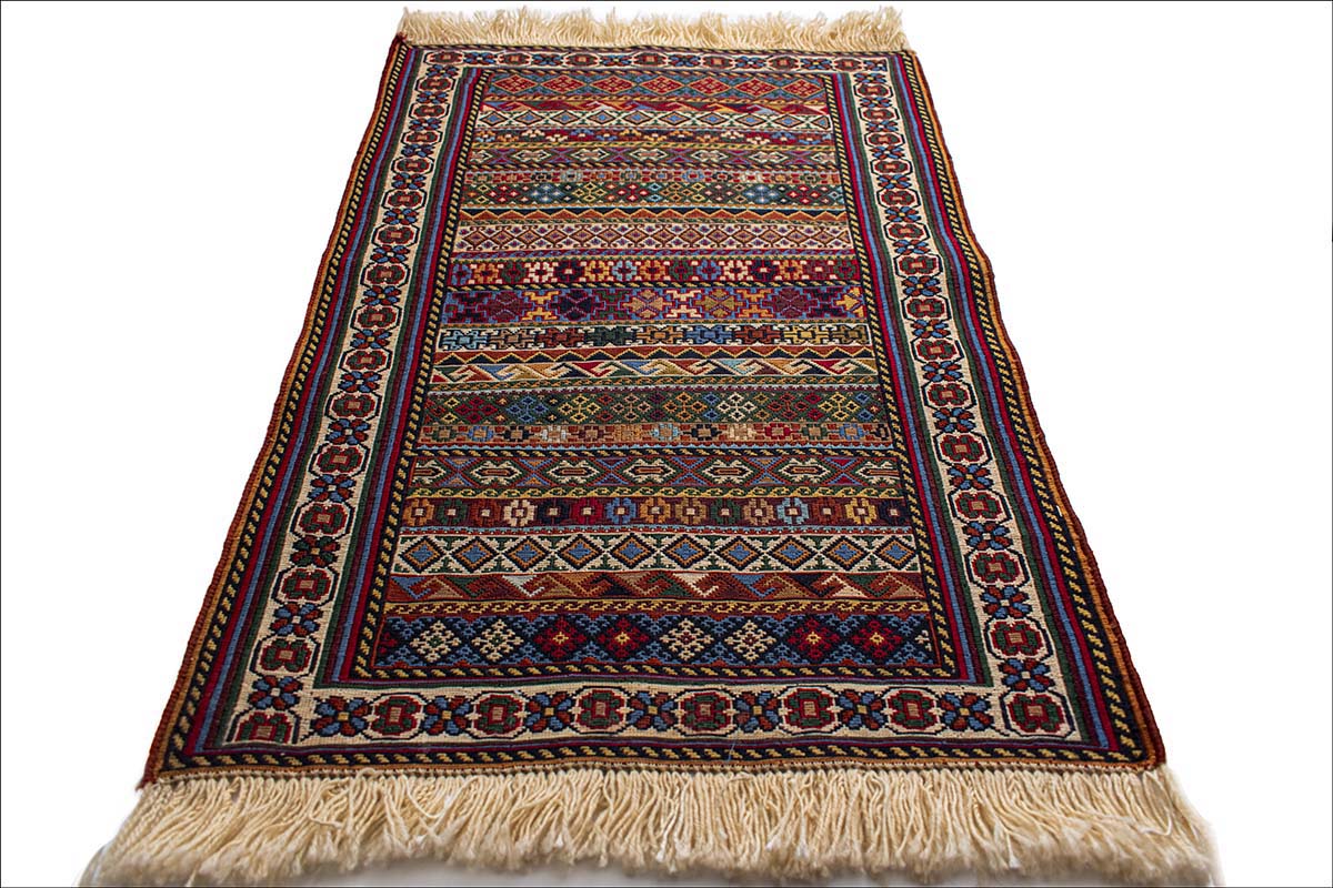 Persian Rug Completely Made By Hand. Size 90cm × 60cm. Geometric Pattern.