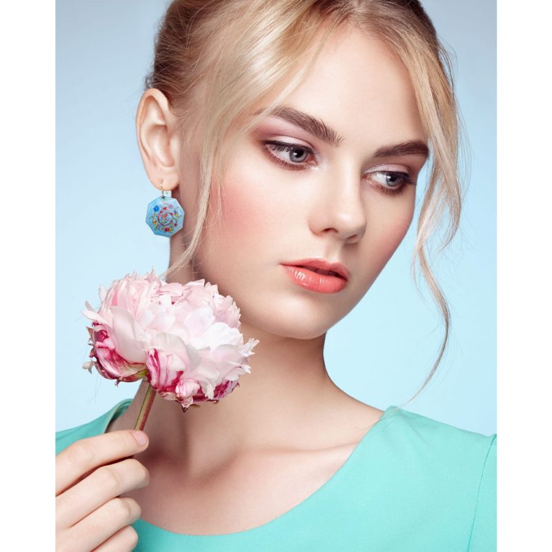 A set of biomorphic pattern jewellery, including enamelled earrings, displayed on a white background. The set comes with a hand-painted wooden box, perfect as a gift.