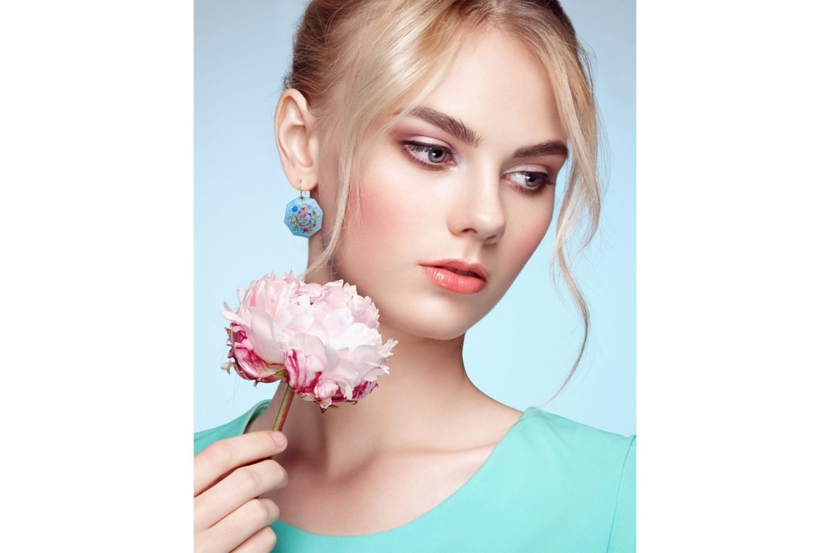 A set of biomorphic pattern jewellery, including enamelled earrings, displayed on a white background. The set comes with a hand-painted wooden box, perfect as a gift.