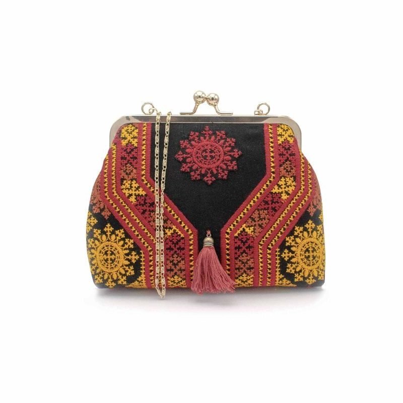 Nahaufnahme der Baluchi-Stickerei auf der Handtasche