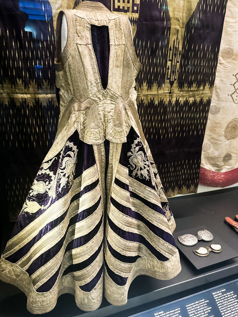 Deep purple silk velvet džube coat from Prizren, adorned with gold and silver Ottoman-style floral patterns and lined with red and yellow stripes.Ottoman Empire Attire