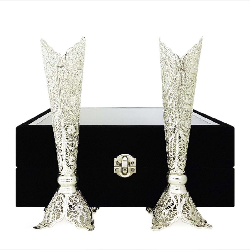 Pair of handcrafted 20 cm filigree vases from Isfahan, showcasing Persian artistry